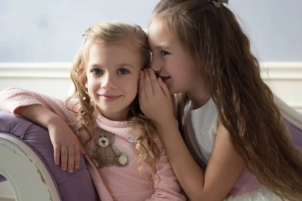 Kızlar, kız, kız, çocuk iletişim bir divan t