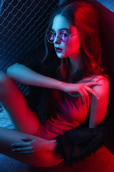 Дівчина, модель в чорному, модному шубі і сонцезахисних окулярах в — стокове фото