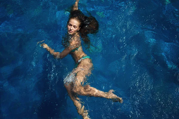 Дівчинко, модель елегантно плаває в басейні. Образ життя, стиль — стокове фото