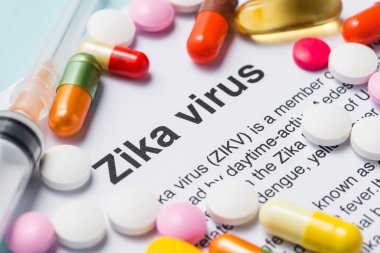 '' Zika ilaç ile bir beyaz kağıt üzerine yazılmış virüs ''