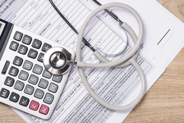 Sztetoszkóp és a számológép, az egészségügyi ellátás költségeinek — Stock Fotó