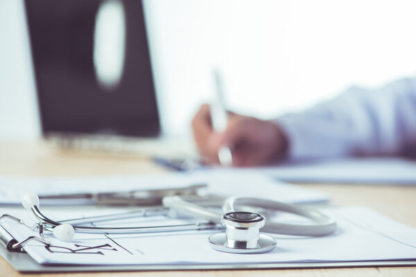 Doctor completing a Medical Claim Form — ストック写真