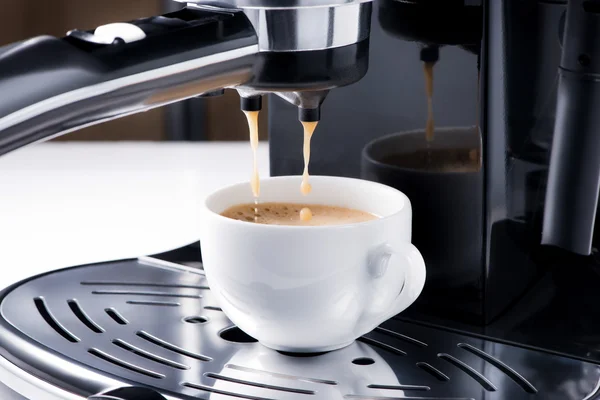Espresso que vierte de la máquina de café . — Foto de Stock