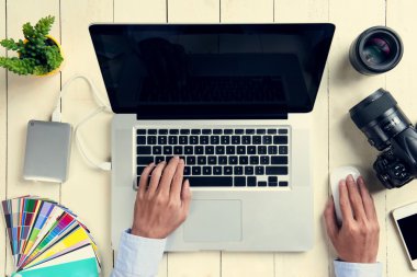 Fotoğrafçı çalışma masası