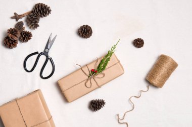 Noel hediyesi. Ju ile bağlı kraft kağıt sarılı paketleri