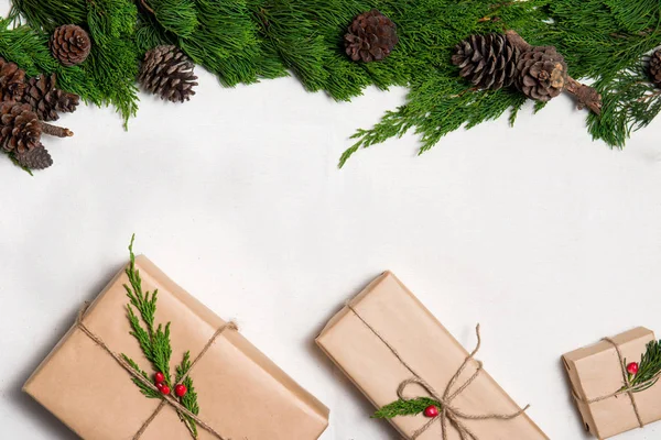 Christmas presents. Packages wrapped in kraft paper tied with jute — Stock Photo, Image