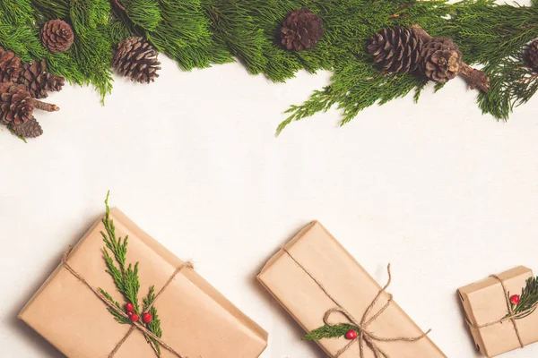 Kerstcadeaus. Pakketten die verpakt in kraftpapier gebonden met jute — Stockfoto