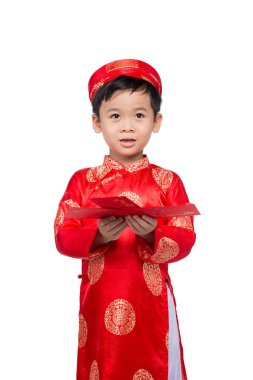 Kırmızı tutan küçük Vietnamlı çocuk Tet için zarf. Word mea