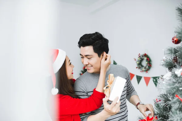 Navidad pareja asiática.Feliz familia sonriente en casa celebrando . —  Fotos de Stock