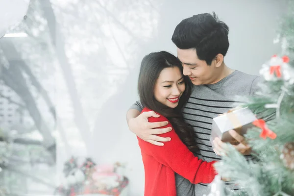 Navidad pareja asiática.Feliz familia sonriente en casa celebrando . —  Fotos de Stock