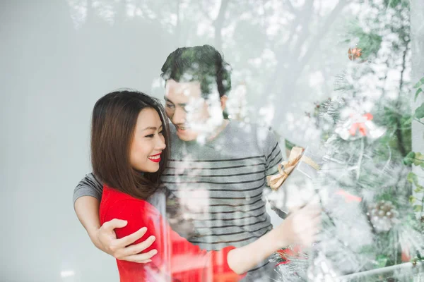 Kerst Aziatische Couple.Happy glimlachend familie thuis vieren. — Stockfoto