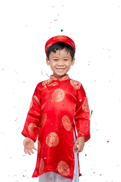 Heureux garçon vietnamien en rouge Ao Dai célébrer le Nouvel An avec con — Photo