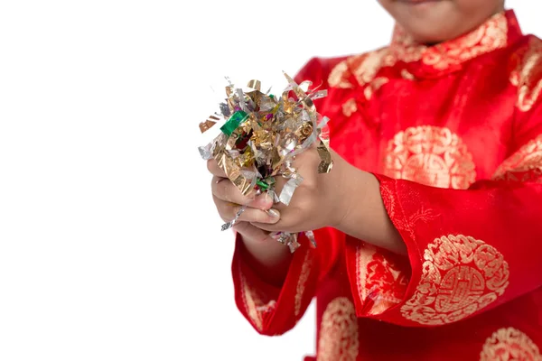 Gelukkig Vietnamese jongen in rood Ao Dai Nieuwjaar vieren — Stockfoto