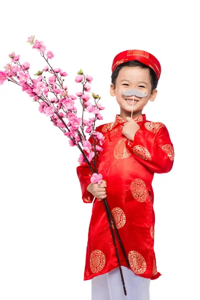Joyeux garçon vietnamien en rouge Ao Dai célébrant le Nouvel An — Photo