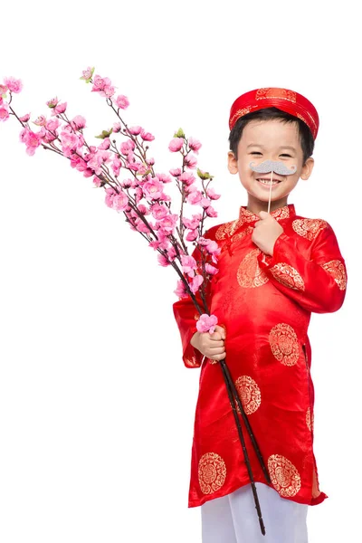 Joyeux garçon vietnamien en rouge Ao Dai célébrant le Nouvel An — Photo