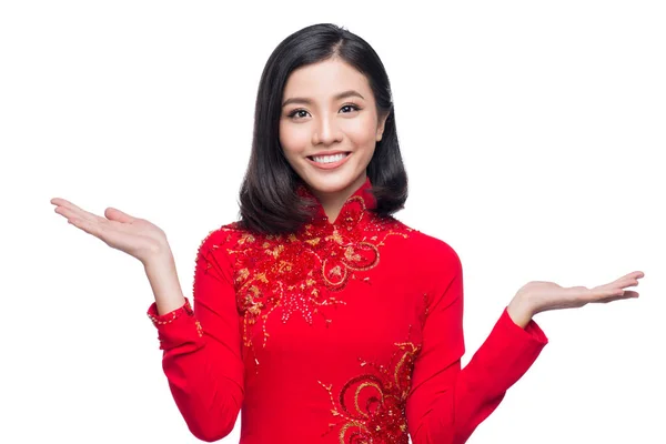 微笑在越南女子穿着传统 Ao Dai 和介绍 — 图库照片