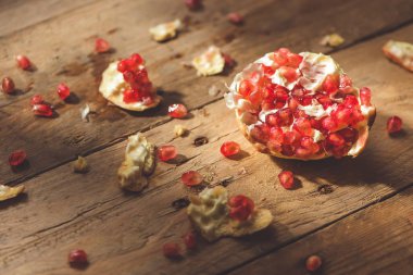 Çatlak ve su sıçramalarına suyu ile olgun nar aşağı düşüyor 