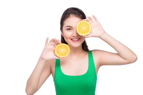 Portre sağlıklı ve genç Asyalı kadın ile turuncu izole o üzerinde