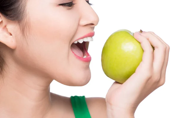 매력적인 웃는 젊은 아시아 여자 절연 녹색 사과 먹고 — 스톡 사진
