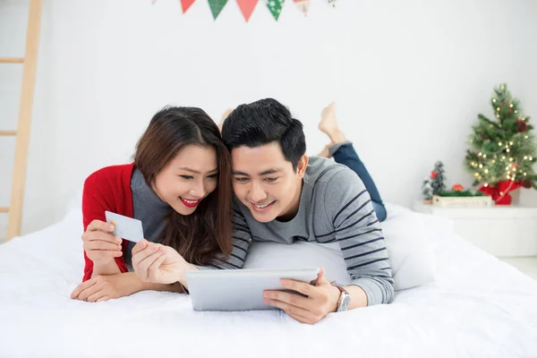 Casal Asiático Compras Online em casa comemorando Novo — Fotografia de Stock
