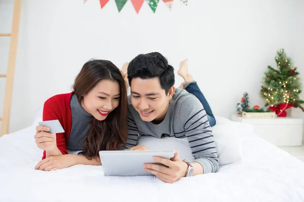 Weihnachten. asiatisches Paar, das zu Hause online einkauft, feiert neue — Stockfoto
