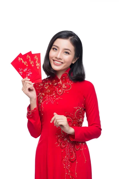Egy gyönyörű ázsiai nő a hagyományos fesztivál portréja jelmez Ao Dai gazdaság piros zseb - szerencsés pénzt. Tet holiday. Hold-újév. — Stock Fotó