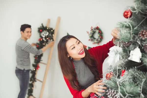 アジア カップルを自宅でクリスマス — ストック写真