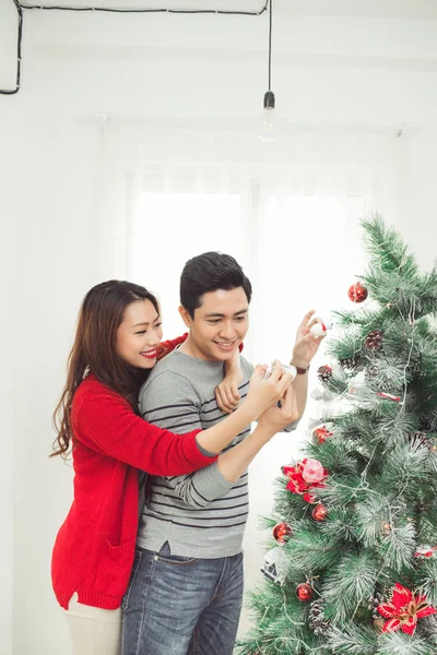 Navidad asiático pareja en casa —  Fotos de Stock