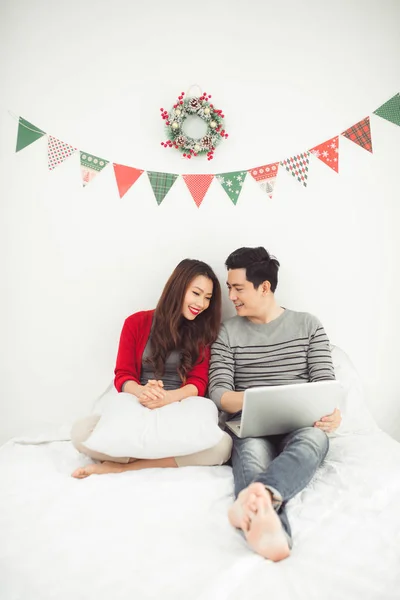 Kerst Aziatische paar thuis — Stockfoto