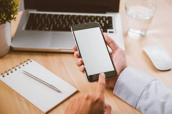 Geschäftsmann hält ein Telefon in der Hand — Stockfoto