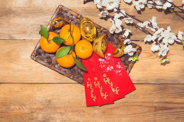 Mandarijn sinaasappelen en Lunar New Year met tekst "gelukkig Nieuwjaar" o — Stockfoto