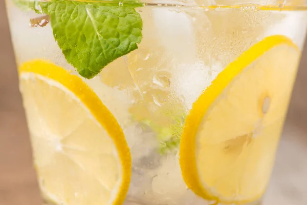 Buvez pour les chaudes journées d'été. Citronnade citron et citron frais avec mi — Photo