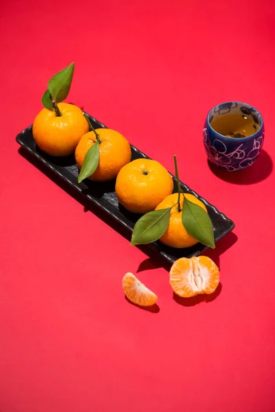 Decoración de año nuevo chino. Mandarina naranja sobre fondo rojo —  Fotos de Stock