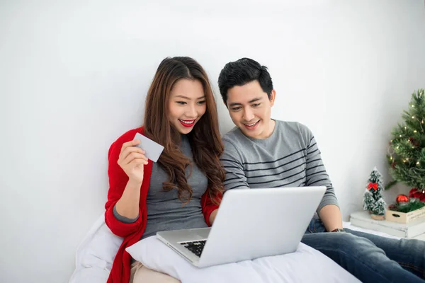 No Natal. Casal Asiático Compras Online em casa celebrando Ano Novo . — Fotografia de Stock