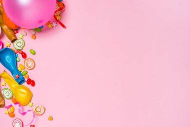 Şeker renkli parti öğelerle 