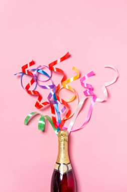 Parti flamalar ile şampanya şişesi