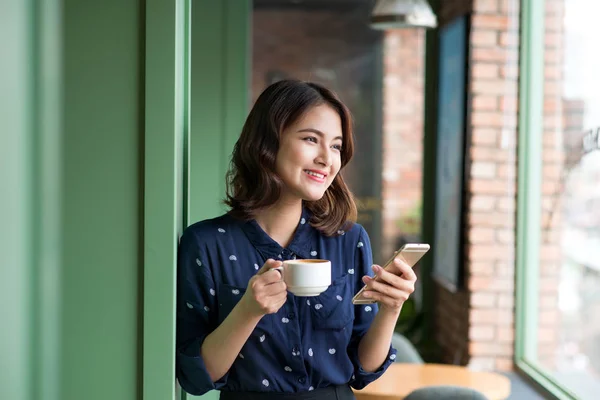 カフェでかわいいアジアの若い女性 — ストック写真