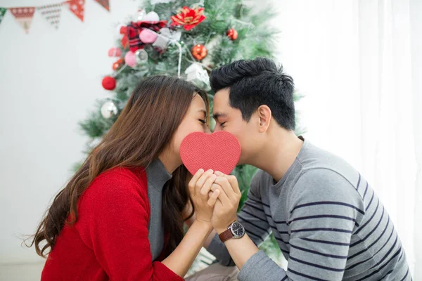 Navidad asiático pareja en casa —  Fotos de Stock