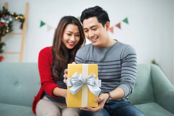 Boże Narodzenie azjatycki para w domu — Zdjęcie stockowe