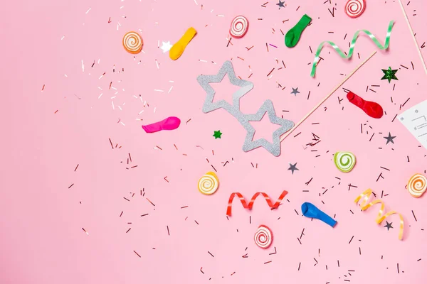 Caramelos con artículos de fiesta coloridos — Foto de Stock