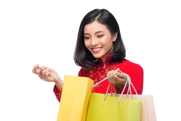 Mujer asiática en traje tradicional con bolsas — Foto de Stock