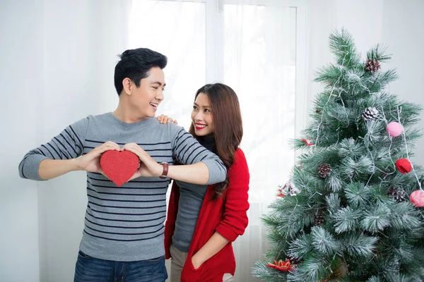 Navidad asiático pareja en casa —  Fotos de Stock