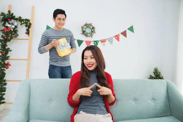 Navidad asiático pareja en casa —  Fotos de Stock