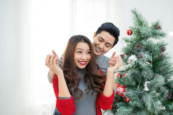 Natale asiatico coppia a casa — Foto Stock
