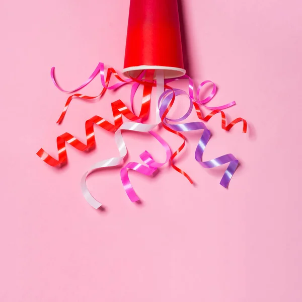 Copa de papel con serpentinas de fiesta coloridas — Foto de Stock