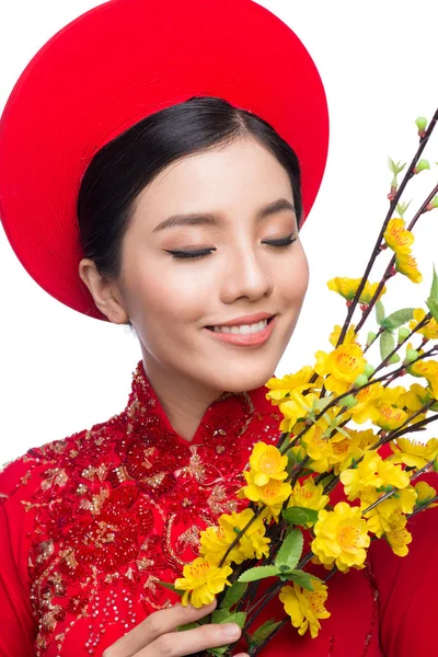 传统的服装，手捧鲜花的亚洲女人 — 图库照片