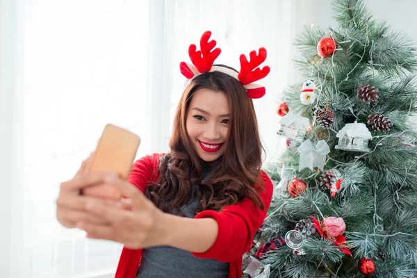 Mujer asiática tomando selfie cerca de árbol de Navidad —  Fotos de Stock