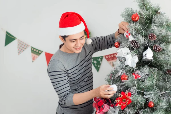 Asiático homem decoração árvore de Natal — Fotografia de Stock