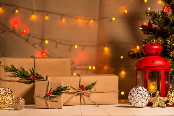 Kerstboom met lampjes en geschenken — Stockfoto