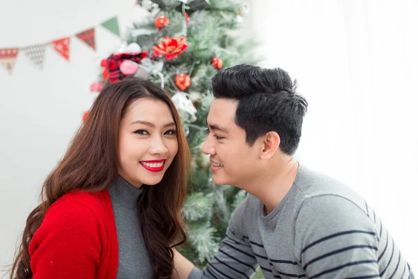 Couple assis près de l'arbre de Noël — Photo